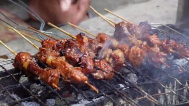 Izgara tavuk ve domuz şişi.