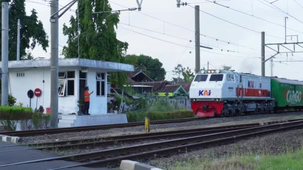Eine Lokomotive Und Ein Fernzug Sind Abgefahren Surakarta August 2023 — Stockvideo