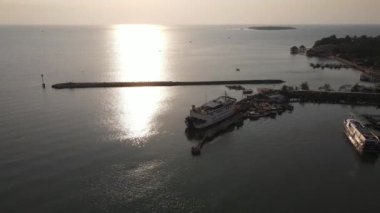 Jepara, Endonezya 'daki feribot iskelesinin havadan görüntüsü.