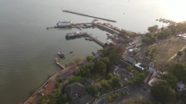 Jepara, Endonezya 'daki feribot iskelesinin havadan görüntüsü.