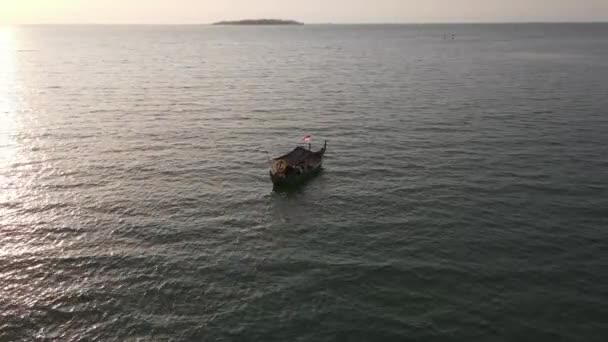 カリムンジャワ インドネシアの海でスピードボートと日没の風景 — ストック動画