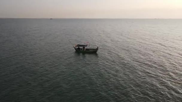 カリムンジャワ インドネシアの海でスピードボートと日没の風景 — ストック動画