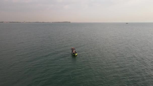 Landschap Van Een Speedboot Zonsondergang Een Oceaan Karimunjawa Jepara Indonesië — Stockvideo