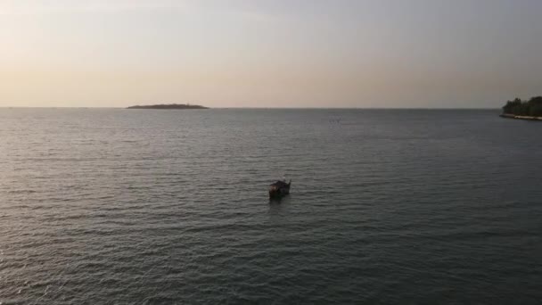Пейзаж Катера Заката Океане Каримунджаве Джепара Индонезия — стоковое видео