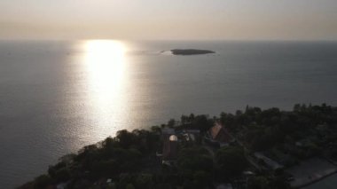 Karimunjawa, Jepara, Endonezya 'da okyanusta gün batımı manzarası