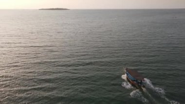 Karimunjawa, Jepara, Endonezya 'da bir sürat teknesi ve gün batımı manzarası