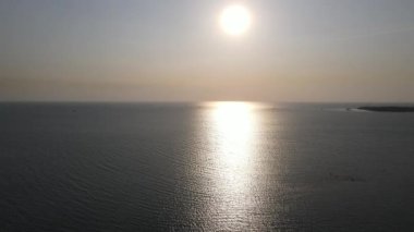 Karimunjawa, Jepara, Endonezya 'da okyanusta gün batımı manzarası