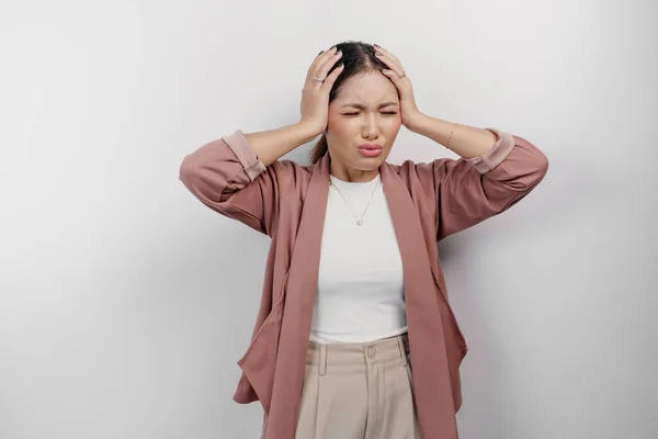Seorang Karyawan Wanita Asia Yang Sedih Memakai Kardigan Terlihat Stres — Stok Foto