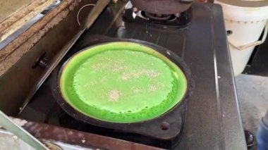 Bir satıcı güzel pandan martabak pişiriyor. Tatlı Martabak küçük bir tavayla pişirilir..