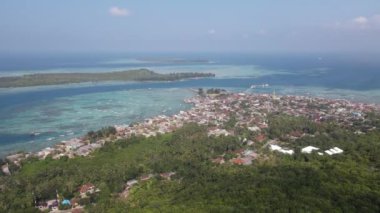 Karimunjawa Adaları, Jepara, Endonezya 'daki yerleşim alanlarının hava görüntüsü.