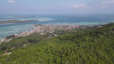 Karimunjawa Adaları, Jepara, Endonezya 'daki yerleşim alanlarının hava görüntüsü.