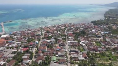 Karimunjawa Adaları, Jepara, Endonezya 'daki yerleşim alanlarının hava görüntüsü.