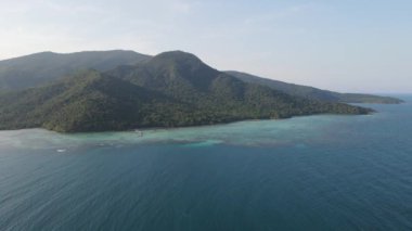 Jepara, Endonezya 'daki Karimunjawa Adaları' nın havadan görünüşü. Mercan kayalıkları, beyaz kumlu plajlar. En iyi turistik yer, en iyi şnorkelle yüzme..