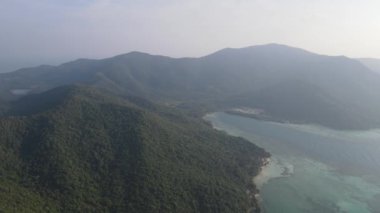 Jepara, Endonezya 'daki Karimunjawa Adaları' nın havadan görünüşü. Mercan kayalıkları, beyaz kumlu plajlar. En iyi turistik yer, en iyi şnorkelle yüzme..