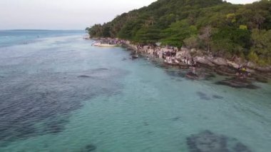 Karimunjawa Adaları, Jepara, Endonezya 'daki uzak adanın havadan görüntüsü. Mercan kayalıkları, beyaz kumlu plajlar. En iyi turistik yer, en iyi şnorkelle yüzme..