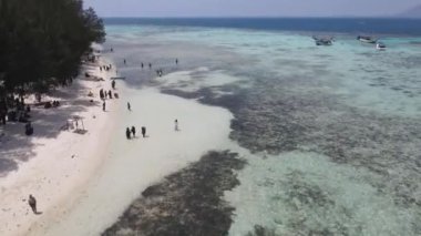 Karimunjawa Adaları, Jepara, Endonezya 'daki uzak adanın havadan görüntüsü. Mercan kayalıkları, beyaz kumlu plajlar. En iyi turistik yer, en iyi şnorkelle yüzme..