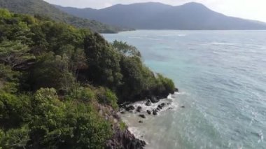 Jepara, Endonezya 'daki Karimunjawa Adaları' ndaki Kahyangan Sahili 'nin havadan görüntüsü. Uzak Ada, mercan resifleri, beyaz kumlu plajlar, uzun kuyruklu tekne..