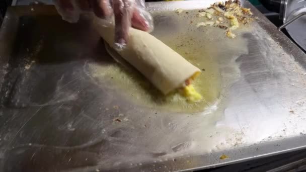 Een Indonesische Hawker Chef Kok Maakt Kebab Straat Stal Gedeeltelijk — Stockvideo