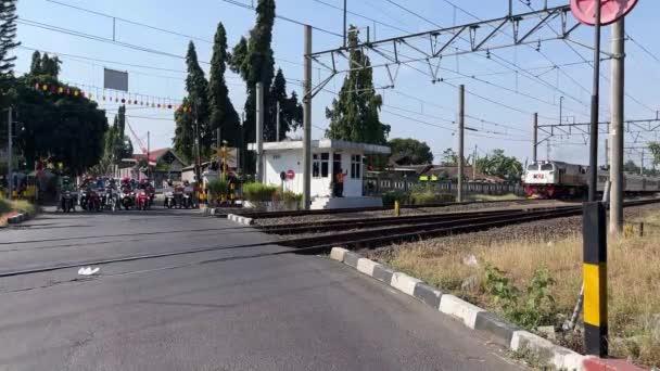 Μια Ατμομηχανή Και Ένα Τρένο Μεγάλων Αποστάσεων Αναχώρησαν Σουρακάρτα Αυγούστου — Αρχείο Βίντεο