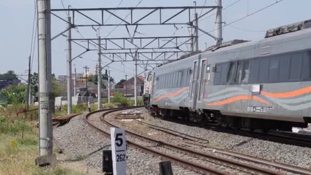 Een Locomotief Een Lange Afstandstrein Vertrokken Surakarta Augustus 2023 — Stockvideo