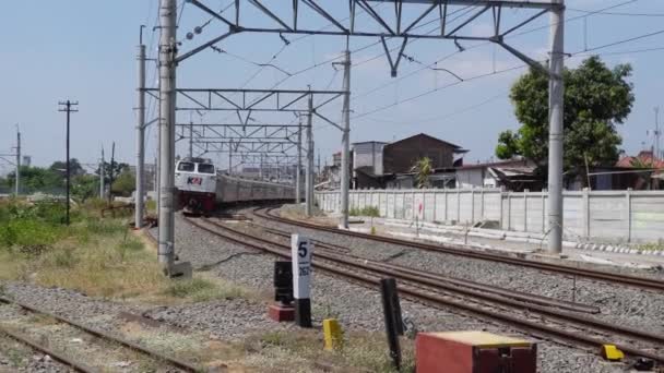 Elindult Egy Mozdony Egy Távolsági Szerelvény Surakarta 2023 Augusztus — Stock videók
