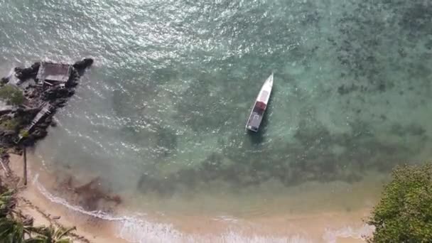 インドネシアのベジャラのカリムンジャワと呼ばれる夏の熱帯島で長い尾のボートを持つ美しい澄んだ水と白いビーチのトップビューまたは空中ビュー — ストック動画