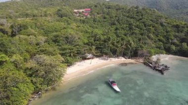 Jepara, Endonezya 'daki Karimunjawa Adaları' ndaki Kahyangan Sahili 'nin havadan görüntüsü. Uzak Ada, mercan resifleri, beyaz kumlu plajlar, uzun kuyruklu tekne..
