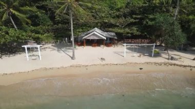 Jepara, Endonezya 'daki Karimunjawa Adaları' ndaki Kahyangan Sahili 'nin havadan görüntüsü. Uzak Ada, mercan resifleri, beyaz kumlu plajlar, uzun kuyruklu tekne..