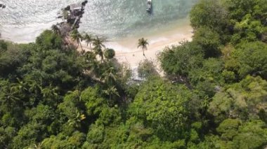 Jepara, Endonezya 'daki Karimunjawa Adaları' ndaki Kahyangan Sahili 'nin havadan görüntüsü. Uzak Ada, mercan resifleri, beyaz kumlu plajlar, uzun kuyruklu tekne..