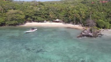Jepara, Endonezya 'daki Karimunjawa Adaları' ndaki Kahyangan Sahili 'nin havadan görüntüsü. Uzak Ada, mercan resifleri, beyaz kumlu plajlar, uzun kuyruklu tekne..