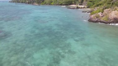 Jepara, Endonezya 'daki Karimunjawa Adaları' ndaki Kahyangan Sahili 'nin havadan görüntüsü. Uzak Ada, mercan resifleri, beyaz kumlu plajlar, uzun kuyruklu tekne..