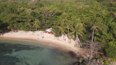 Jepara, Endonezya 'daki Karimunjawa Adaları' ndaki Kahyangan Sahili 'nin havadan görüntüsü. Uzak Ada, mercan resifleri, beyaz kumlu plajlar, uzun kuyruklu tekne..