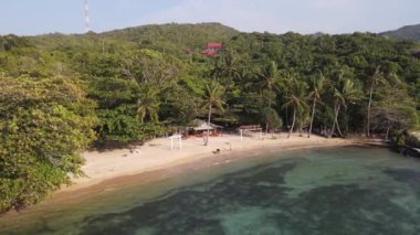 Jepara, Endonezya 'daki Karimunjawa Adaları' ndaki Kahyangan Sahili 'nin havadan görüntüsü. Uzak Ada, mercan resifleri, beyaz kumlu plajlar, uzun kuyruklu tekne..