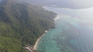 Endonezya 'nın Karimunjawa adasındaki ağaçların ve doğa ormanlarının yukarıdan görünüşü.