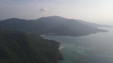 Endonezya 'nın Karimunjawa adasındaki ağaçların ve doğa ormanlarının yukarıdan görünüşü.