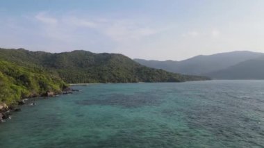 Karimunjawa Adaları, Jepara, Endonezya 'daki Bobby Sahili' nin havadan görünüşü. Uzak Ada, mercan resifleri, beyaz kumlu plajlar.