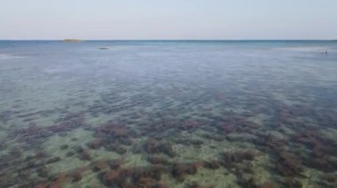 Karimunjawa Adaları, Jepara, Endonezya 'daki uzak adanın havadan görüntüsü. Mercan kayalıkları, beyaz kumlu plajlar. En iyi turistik yer, en iyi şnorkelle yüzme..
