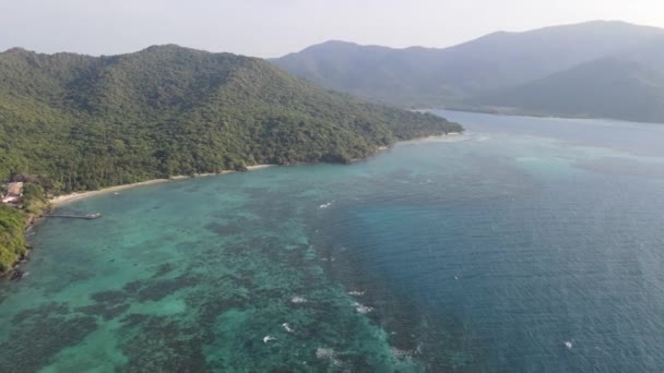 Widok Lotu Ptaka Wyspę Karimunjawa Indonezja Nad Drzewami Lasem Przyrodniczym — Wideo stockowe