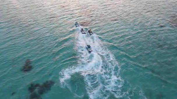 Pemandangan Udara Speedboat Perairan Dangkal Konsep Kegiatan Wisata Dan Rekreasi — Stok Video