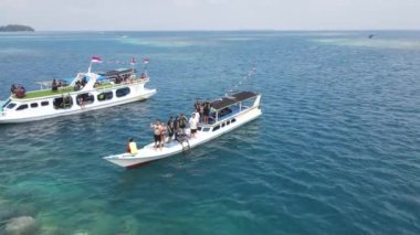 Karimunjawa, Coral Coast Çevre Koruma Alanı, Karimunjawa, Jepara, Endonezya 'daki resiflerin yakınındaki teknelerin hava görüntüsü..
