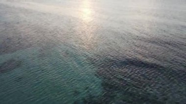 Deniz yüzeyindeki güzel hava günbatımı manzarası güzel bir dalga. İnanılmaz gün batımı ya da okyanusa düşen dalgalarla birlikte deniz sahilinde gün doğumu gökyüzü. Doğa arkaplanı