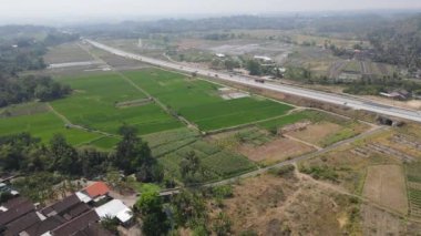 Boyolali, Java, Endonezya 'da doğayla çevrili paralı yol manzarası