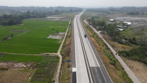 インドネシア ボイオリ ジャワ島の自然に囲まれた有料道路の空中観察 — ストック動画