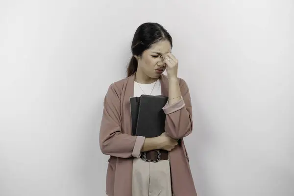 Seorang Siswa Asia Muda Stres Mengenakan Kardigan Sambil Memegang Buku — Stok Foto
