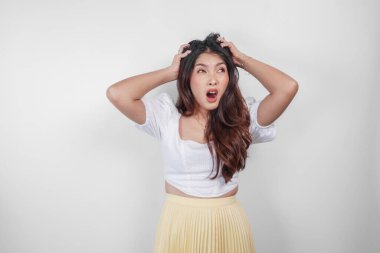 Üzgün bir Asyalı kadın stresli ve depresif görünüyor..