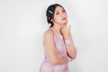 Pembe elbise giyen güzel bir Asyalı kadının portresi, güzellik çekimi konsepti.