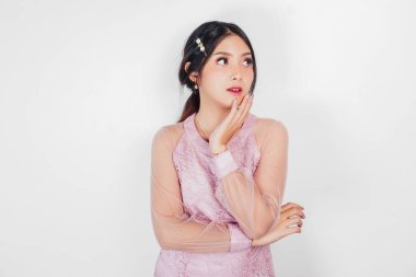 Pembe elbise giyen güzel bir Asyalı kadının portresi, güzellik çekimi konsepti.