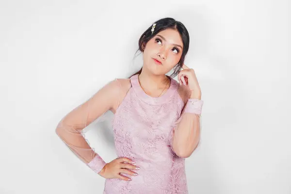 Una Donna Asiatica Pensierosa Vestita Rosa Sta Immaginando Suoi Pensieri — Foto Stock