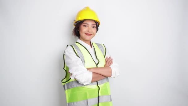 Sorridente Lavoratrice Asiatica Nella Fabbrica Industriale Posa Con Braccia Incrociate — Video Stock