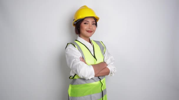 Lachende Aziatische Vrouw Arbeid Werknemer Industrie Fabriek Poseren Met Armen — Stockvideo